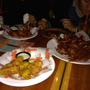 Alitas y cubos de pollo 