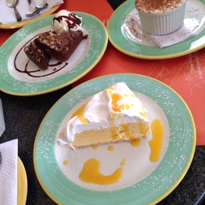 Pie de maracuya, tiramisu y brownie con helado