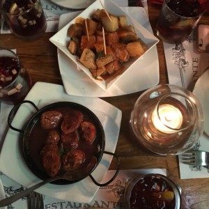 patatas bravas y chorizo al vino