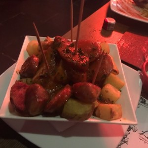 patatas bravas con Chorizo