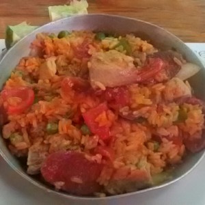 arroz con conejo, pollo y chorizo