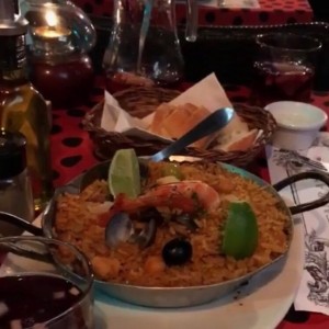 Paella marinera y sangria de vino tinto