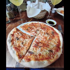 Pizza personal de anchoas.