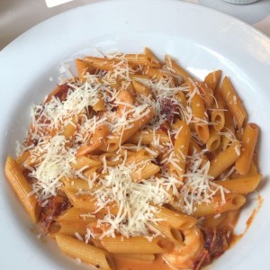 Pene de tomate y camarones