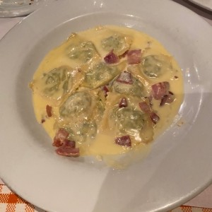 Raviolis de Ricotta con Espinaca Carbonara