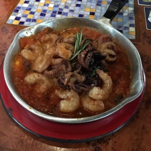 pulpo y camarones sevillanos
