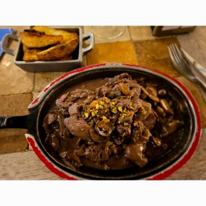 Lomo con higados de pollo 