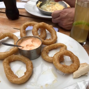 anillos de cebolla bañados en aceite