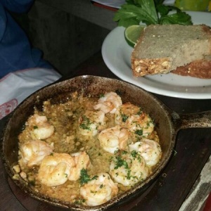 Camarones al ajillo