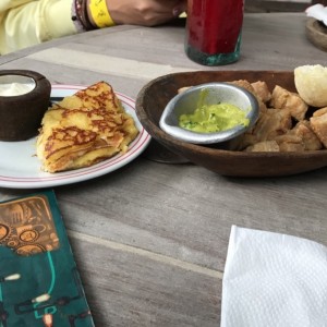 entrada de cgicharrones y arepa de choclo