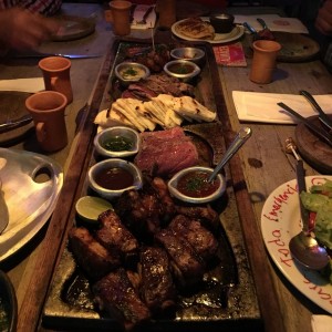 Bandeja de cuatro estilos de carne para compartir