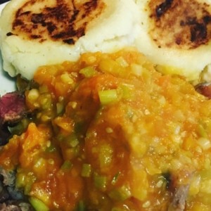 Lomo en costra de pimienta arepa y hogo?
