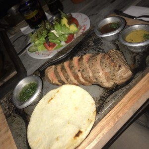 lomo al trapo con ensalada