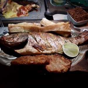 Pargo a la parrilla con arroz con coco, patacones yuca