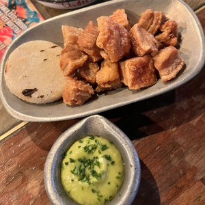 Chicharones con arepa