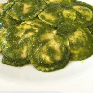 Raviolis 4 quesos con salsa pesto
