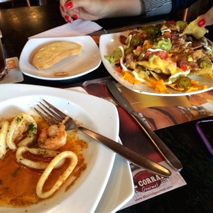 Entradas! Cacerola de langostinos y camarones, y nachitos una persona... Viene muchooo (los nachos)
