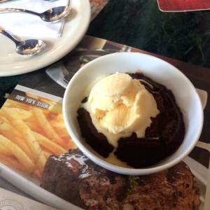 Souffle de chocolate con helado de vainilla