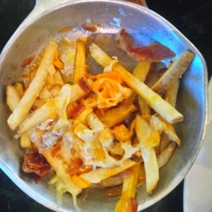 papas con queso y tocineta