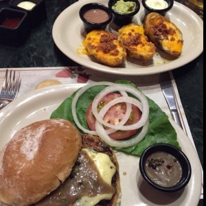 hamburguesa de queso azul con pimienta y conchas de papa rellenas de queso....