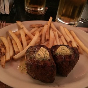 medallones de res con papas fritas