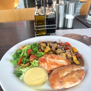 Pollo asado con salsa miel mostaza, con ensalada verte y vegetales teriyaki. 