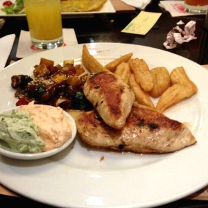 Pollo en dos quesos, vegetales teriyaki y papas campesinas