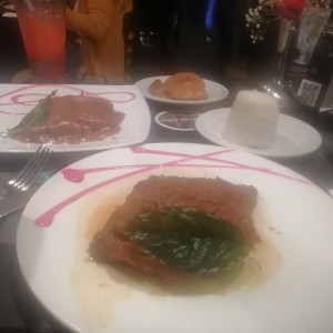 Comida caliente plato fuerte, Sobre barriga con arroz cito blanco y Lomo de Cerdo Ahumado con Papas.    