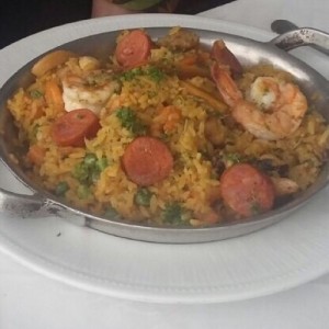 Paella de carne y mariscos