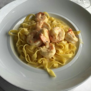 Fetuccini camarones alfredo