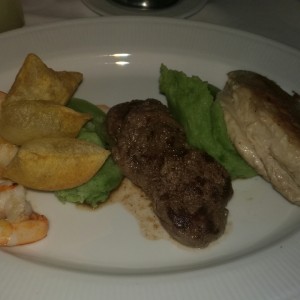 langostinos, carne y pollo