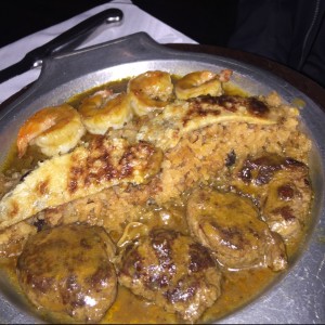 lomo y langostinos con arroz con coco
