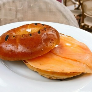bagel con salmon ahumado y queso crema