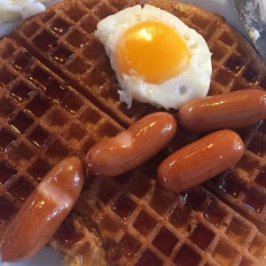 waffles con Huevos, salchicha ? y syrup