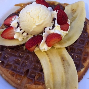 Waffle con nutella banano y fresas