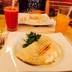 crepes y jugo de fresa y mandarina