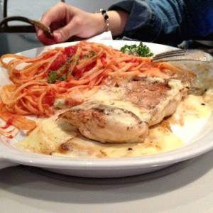 Pollo carbonara con pasta napolitana