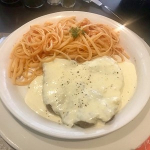 Lomo tres quesos y pasta napolitana 