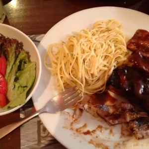 Costilla de cerdo con pasta en finas hierbas.