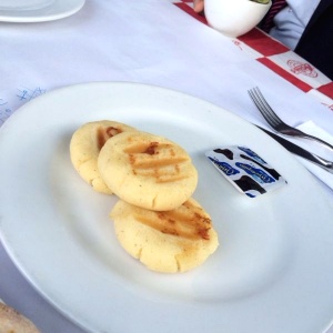 Porcion de arepas con queso