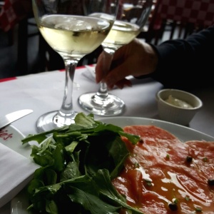 Carpaccio de salmon + vino blanco 120