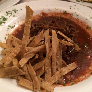 Birria de res - carne desmechad en salsa