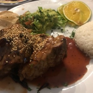 Costillas BBQ con flor de Jamaica
