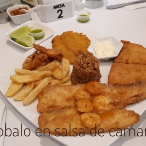 robalo en salsa de camarón 