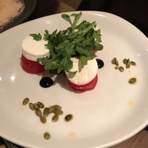 Ensalada de queso de cabra con patilla comprimida..