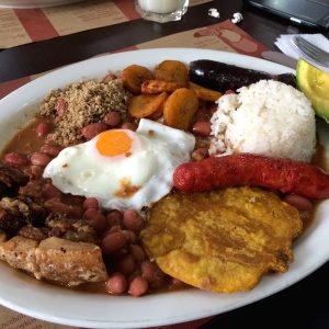 Bandeja paisa!!! Poderosa! Recomendada para un hambre feroz!!! Jejeje ;)