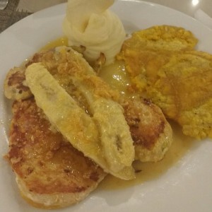 pollo americano. con tocineta y banano gratinado