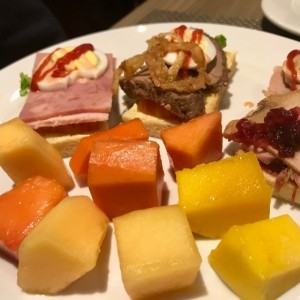 3 sanduchitos y Fruta