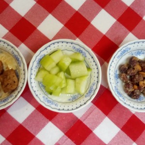 Cortesía: Tofu, pepino, maní acaramelado