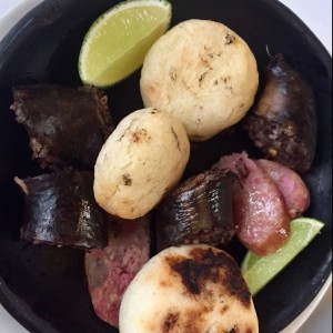 arepa, chorizo y morcilla
